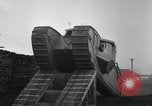 Standbild Ersten Weltkrieg era Mark VIII Tank testen Bridgeport Connecticut USA, 1918, aus Sekunde 28 historischem Filmmaterial Videoclip 65675048448