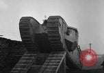 Standbild Ersten Weltkrieg era Mark VIII Tank testen Bridgeport Connecticut USA, 1918, aus Sekunde 29 historischem Filmmaterial Videoclip 65675048448