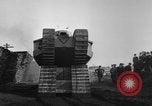 Standbild Ersten Weltkrieg era Mark VIII Tank testen Bridgeport Connecticut USA, 1918, aus Sekunde 33 historischem Filmmaterial Videoclip 65675048448