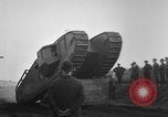 Standbild Ersten Weltkrieg era Mark VIII Tank testen Bridgeport Connecticut USA, 1918, aus Sekunde 42 historischem Filmmaterial Videoclip 65675048448
