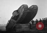 Standbild Ersten Weltkrieg era Mark VIII Tank testen Bridgeport Connecticut USA, 1918, aus Sekunde 46 historischem Filmmaterial Videoclip 65675048448