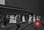 Standbild Rote Kreuz Kantine Services rail road car United States USA, 1918, aus Sekunde 7 historischem Filmmaterial Videoclip 65675048460