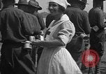 Standbild Rote Kreuz Kantine Services rail road car United States USA, 1918, aus Sekunde 11 historischem Filmmaterial Videoclip 65675048460