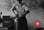 Immagine di La fabbricazione di proiettili di mortaio Italia, 1916, secondo 59 filmato di repertorio 65675048466