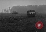 Immagine di Serbatoio francese di dimostrazione per le truppe degli Stati Uniti Picardia Francia, 1918, secondo 60 filmato di repertorio 65675048480