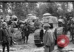 Standbild amerikanische Truppen machen Weg für die französische Renault FT Tanks Frankreich, 1918, aus Sekunde 1 historischem Filmmaterial Videoclip 65675048483