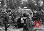 Standbild amerikanische Truppen machen Weg für die französische Renault FT Tanks Frankreich, 1918, aus Sekunde 3 historischem Filmmaterial Videoclip 65675048483
