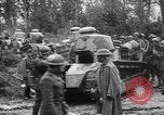 Standbild amerikanische Truppen machen Weg für die französische Renault FT Tanks Frankreich, 1918, aus Sekunde 4 historischem Filmmaterial Videoclip 65675048483