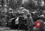 Standbild amerikanische Truppen machen Weg für die französische Renault FT Tanks Frankreich, 1918, aus Sekunde 5 historischem Filmmaterial Videoclip 65675048483