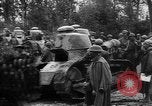 Standbild amerikanische Truppen machen Weg für die französische Renault FT Tanks Frankreich, 1918, aus Sekunde 6 historischem Filmmaterial Videoclip 65675048483