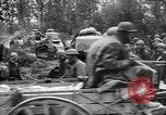 Standbild amerikanische Truppen machen Weg für die französische Renault FT Tanks Frankreich, 1918, aus Sekunde 7 historischem Filmmaterial Videoclip 65675048483