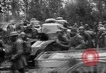 Standbild amerikanische Truppen machen Weg für die französische Renault FT Tanks Frankreich, 1918, aus Sekunde 8 historischem Filmmaterial Videoclip 65675048483