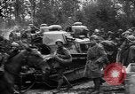 Standbild amerikanische Truppen machen Weg für die französische Renault FT Tanks Frankreich, 1918, aus Sekunde 9 historischem Filmmaterial Videoclip 65675048483