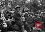 Standbild amerikanische Truppen machen Weg für die französische Renault FT Tanks Frankreich, 1918, aus Sekunde 10 historischem Filmmaterial Videoclip 65675048483
