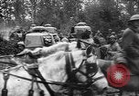 Standbild amerikanische Truppen machen Weg für die französische Renault FT Tanks Frankreich, 1918, aus Sekunde 11 historischem Filmmaterial Videoclip 65675048483