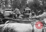 Standbild amerikanische Truppen machen Weg für die französische Renault FT Tanks Frankreich, 1918, aus Sekunde 12 historischem Filmmaterial Videoclip 65675048483