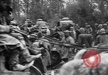 Standbild amerikanische Truppen machen Weg für die französische Renault FT Tanks Frankreich, 1918, aus Sekunde 13 historischem Filmmaterial Videoclip 65675048483