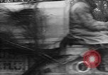Standbild amerikanische Truppen machen Weg für die französische Renault FT Tanks Frankreich, 1918, aus Sekunde 14 historischem Filmmaterial Videoclip 65675048483