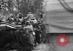 Standbild amerikanische Truppen machen Weg für die französische Renault FT Tanks Frankreich, 1918, aus Sekunde 16 historischem Filmmaterial Videoclip 65675048483