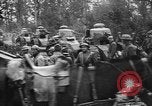 Standbild amerikanische Truppen machen Weg für die französische Renault FT Tanks Frankreich, 1918, aus Sekunde 17 historischem Filmmaterial Videoclip 65675048483