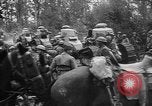 Standbild amerikanische Truppen machen Weg für die französische Renault FT Tanks Frankreich, 1918, aus Sekunde 18 historischem Filmmaterial Videoclip 65675048483