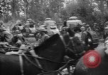 Standbild amerikanische Truppen machen Weg für die französische Renault FT Tanks Frankreich, 1918, aus Sekunde 19 historischem Filmmaterial Videoclip 65675048483