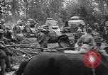 Standbild amerikanische Truppen machen Weg für die französische Renault FT Tanks Frankreich, 1918, aus Sekunde 20 historischem Filmmaterial Videoclip 65675048483