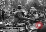 Standbild amerikanische Truppen machen Weg für die französische Renault FT Tanks Frankreich, 1918, aus Sekunde 21 historischem Filmmaterial Videoclip 65675048483