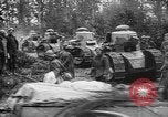 Standbild amerikanische Truppen machen Weg für die französische Renault FT Tanks Frankreich, 1918, aus Sekunde 22 historischem Filmmaterial Videoclip 65675048483