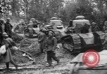 Standbild amerikanische Truppen machen Weg für die französische Renault FT Tanks Frankreich, 1918, aus Sekunde 23 historischem Filmmaterial Videoclip 65675048483