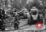 Standbild amerikanische Truppen machen Weg für die französische Renault FT Tanks Frankreich, 1918, aus Sekunde 24 historischem Filmmaterial Videoclip 65675048483