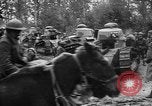 Standbild amerikanische Truppen machen Weg für die französische Renault FT Tanks Frankreich, 1918, aus Sekunde 25 historischem Filmmaterial Videoclip 65675048483
