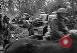Standbild amerikanische Truppen machen Weg für die französische Renault FT Tanks Frankreich, 1918, aus Sekunde 26 historischem Filmmaterial Videoclip 65675048483