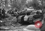 Standbild amerikanische Truppen machen Weg für die französische Renault FT Tanks Frankreich, 1918, aus Sekunde 27 historischem Filmmaterial Videoclip 65675048483