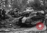 Standbild amerikanische Truppen machen Weg für die französische Renault FT Tanks Frankreich, 1918, aus Sekunde 28 historischem Filmmaterial Videoclip 65675048483