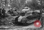 Standbild amerikanische Truppen machen Weg für die französische Renault FT Tanks Frankreich, 1918, aus Sekunde 29 historischem Filmmaterial Videoclip 65675048483
