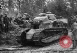 Standbild amerikanische Truppen machen Weg für die französische Renault FT Tanks Frankreich, 1918, aus Sekunde 30 historischem Filmmaterial Videoclip 65675048483