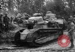 Standbild amerikanische Truppen machen Weg für die französische Renault FT Tanks Frankreich, 1918, aus Sekunde 31 historischem Filmmaterial Videoclip 65675048483
