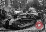 Standbild amerikanische Truppen machen Weg für die französische Renault FT Tanks Frankreich, 1918, aus Sekunde 32 historischem Filmmaterial Videoclip 65675048483