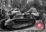 Standbild amerikanische Truppen machen Weg für die französische Renault FT Tanks Frankreich, 1918, aus Sekunde 33 historischem Filmmaterial Videoclip 65675048483