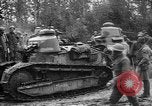 Standbild amerikanische Truppen machen Weg für die französische Renault FT Tanks Frankreich, 1918, aus Sekunde 34 historischem Filmmaterial Videoclip 65675048483