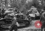Standbild amerikanische Truppen machen Weg für die französische Renault FT Tanks Frankreich, 1918, aus Sekunde 35 historischem Filmmaterial Videoclip 65675048483