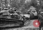 Standbild amerikanische Truppen machen Weg für die französische Renault FT Tanks Frankreich, 1918, aus Sekunde 36 historischem Filmmaterial Videoclip 65675048483