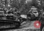 Standbild amerikanische Truppen machen Weg für die französische Renault FT Tanks Frankreich, 1918, aus Sekunde 37 historischem Filmmaterial Videoclip 65675048483