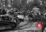 Standbild amerikanische Truppen machen Weg für die französische Renault FT Tanks Frankreich, 1918, aus Sekunde 38 historischem Filmmaterial Videoclip 65675048483