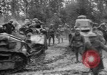 Standbild amerikanische Truppen machen Weg für die französische Renault FT Tanks Frankreich, 1918, aus Sekunde 39 historischem Filmmaterial Videoclip 65675048483