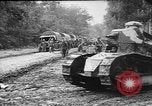 Standbild amerikanische Truppen machen Weg für die französische Renault FT Tanks Frankreich, 1918, aus Sekunde 40 historischem Filmmaterial Videoclip 65675048483
