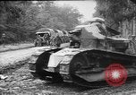 Standbild amerikanische Truppen machen Weg für die französische Renault FT Tanks Frankreich, 1918, aus Sekunde 41 historischem Filmmaterial Videoclip 65675048483