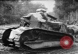 Standbild amerikanische Truppen machen Weg für die französische Renault FT Tanks Frankreich, 1918, aus Sekunde 42 historischem Filmmaterial Videoclip 65675048483
