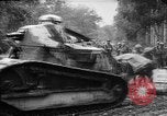 Standbild amerikanische Truppen machen Weg für die französische Renault FT Tanks Frankreich, 1918, aus Sekunde 43 historischem Filmmaterial Videoclip 65675048483